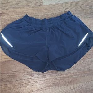Lululemon 2.5” hotty hot short: charcoal gray